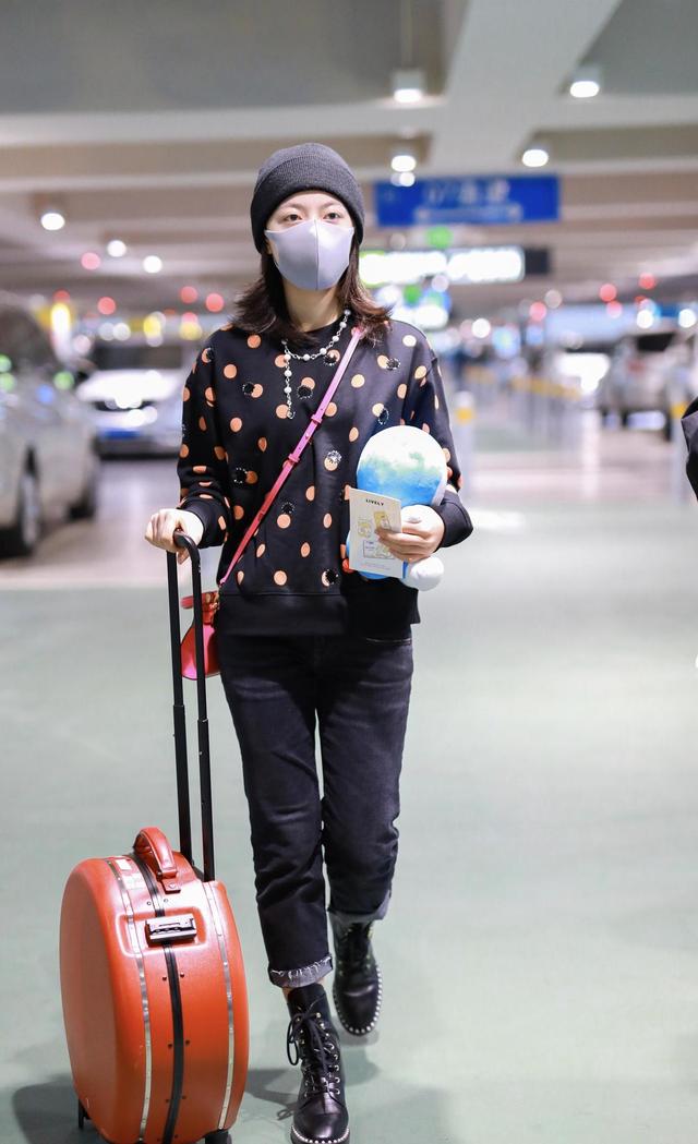 赵今麦才17岁就这么会穿穿蓝色背带裤卫衣走机场前途无量