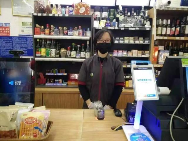 明知艰难选择坚守，便利店人图什么？