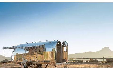 车皮像一面镜子，完美融于环境，这款拖挂房车很酷