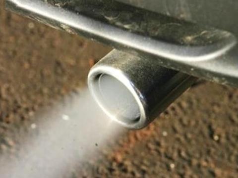 为啥凉车刚打着火，尾气味特别大？老司机说出真相：答案就在这