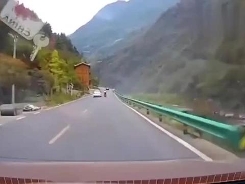 电动车突然出现，摔倒在轿车前！这碰瓷是不是太明显了