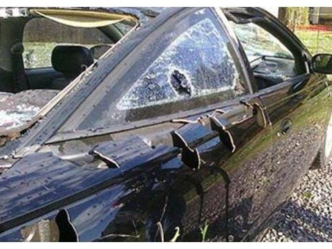 挡风玻璃碎了保险公司不赔？老司机：谁让你说了这一个字！