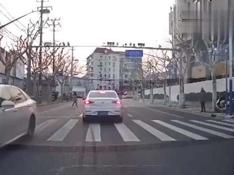 电动车横穿马路，险些撞上昂贵跑车！下一秒果断后退笑死人