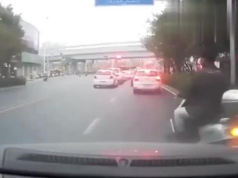 电动车横穿马路，第一个司机好心让路，第2个司机怒了……