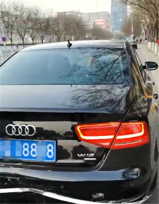 挂3个8车牌的奥迪a8l,尾标是"w12,车主是北京某集团老总
