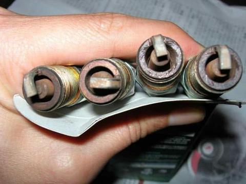 什么情况表示火花塞该换了？看到汽车这些反应，一定要更换