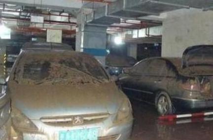 车辆定损员悄悄告诉你：车泡水里不要去挪，挪了就后悔