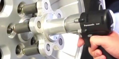 厉害！23岁小伙研发“换轮胎”神器，可以轻松将轮胎取下来！