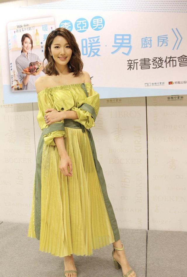 李亚男当妈后更"火辣,穿深v领连衣裙亮相,半扎发型气质惊艳