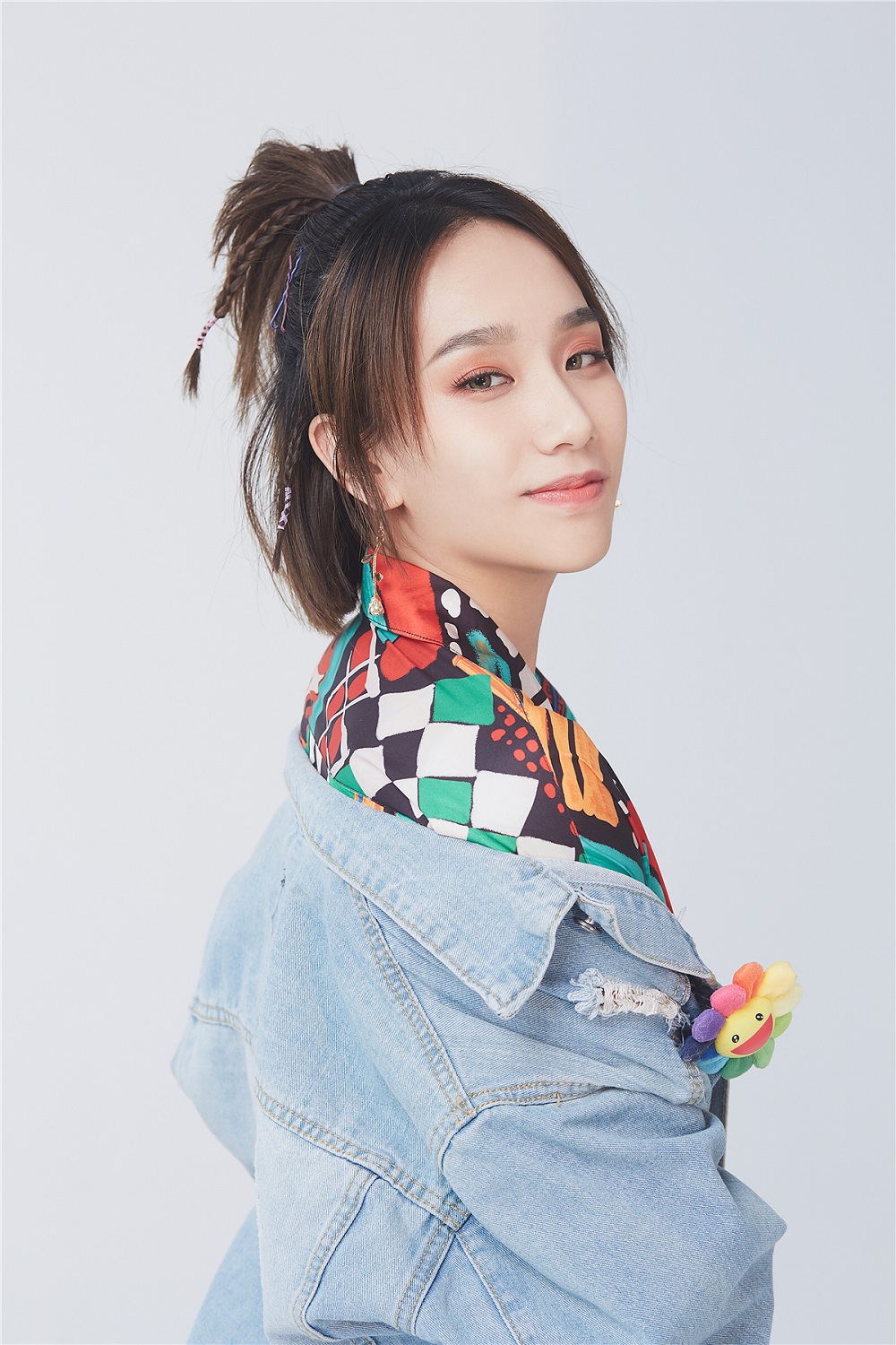 何美延亮相《青春有你2》“奶盖女孩”自有别样风采