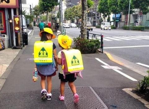 日本小孩为何能独立上下学，看看他们对人贩子的处罚制度就明白了