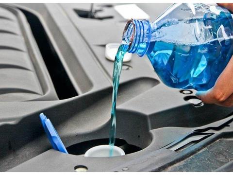 汽车的玻璃水用完了，自己动手添加，老司机：要注意这几点