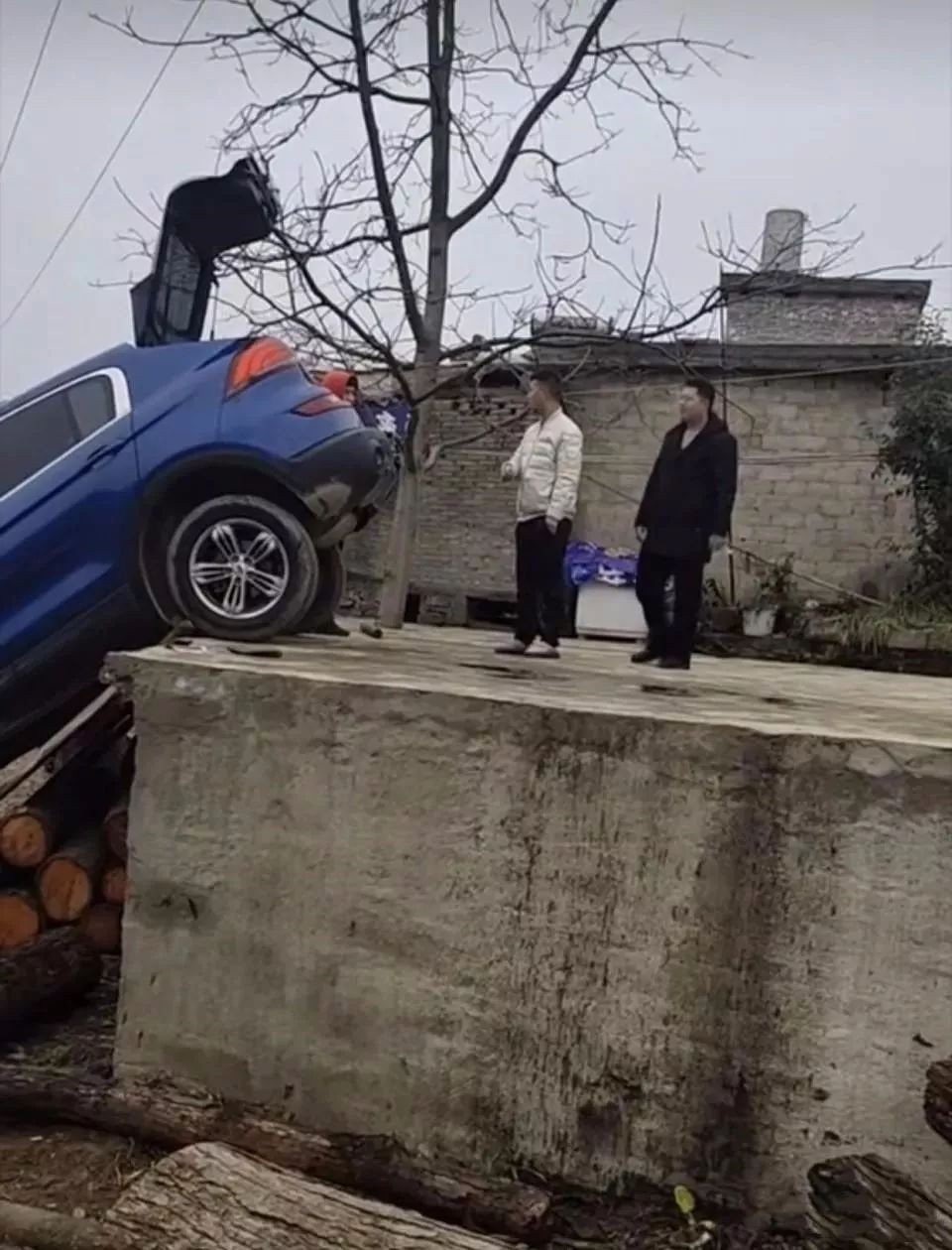 小伙租车回家过年,闲着没事让老婆练手结果整台车让老婆祸害了!