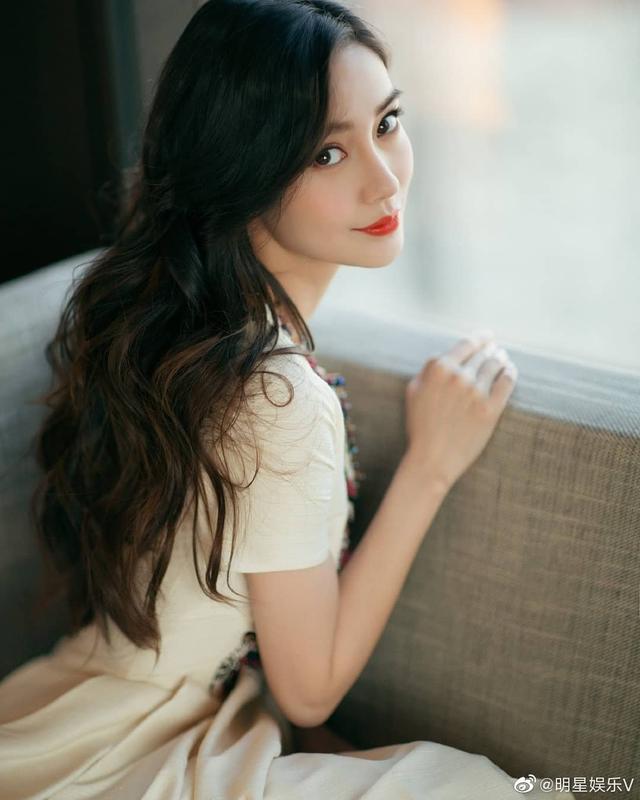 angelababy白色,Angelababy白色 angelababy白色长裙缀以缤纷刺绣,尽展柔美典雅的迷人