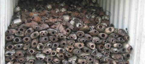 修车时换下的４个零件，建议车主们带走，就算坏了也很值钱