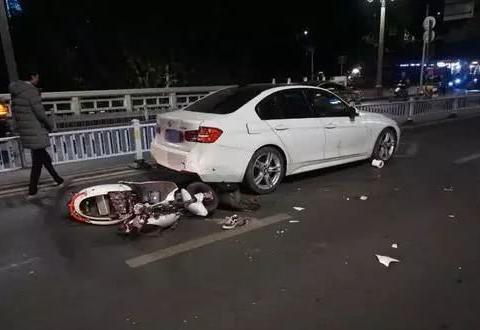 私家车正常行驶，电车追尾致其受伤，私家车车主还要负责？