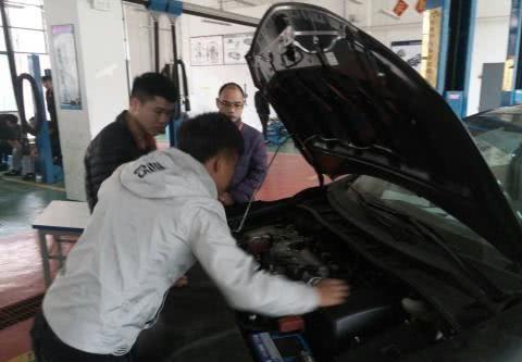 汽车送去保养，发动机被大卸八块，车主：经过我同意了吗？