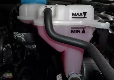 私家车防冻液多久换一次？维修工说出答案：不想毁车就照做