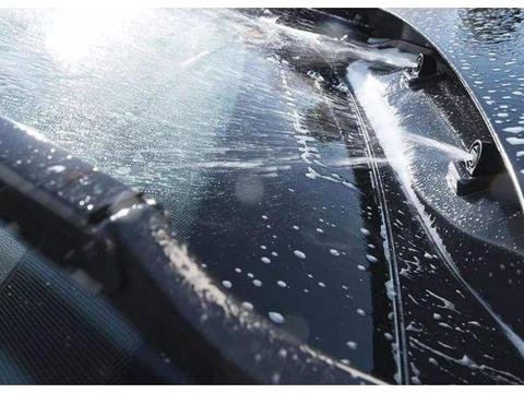 车玻璃水用完了怎么办？老司机：不是想添加就能添的，常识要知道