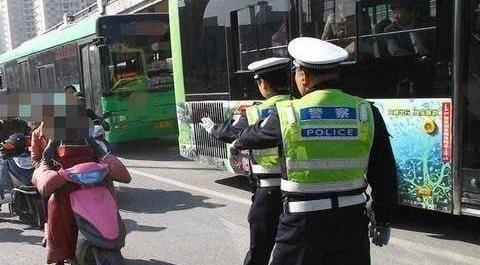 交警：电动车必须有这个东西，否则上不了牌，抓到必罚！