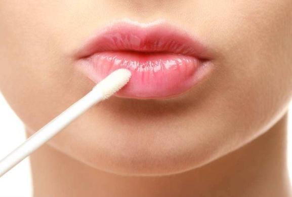 女人嘴唇干燥唇纹深 涂口红不好看 口红 唇膏 唇部 新浪新闻