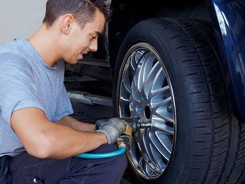 为掏空新手司机钱包的保养，老司机：自己动手，谁花那冤枉钱