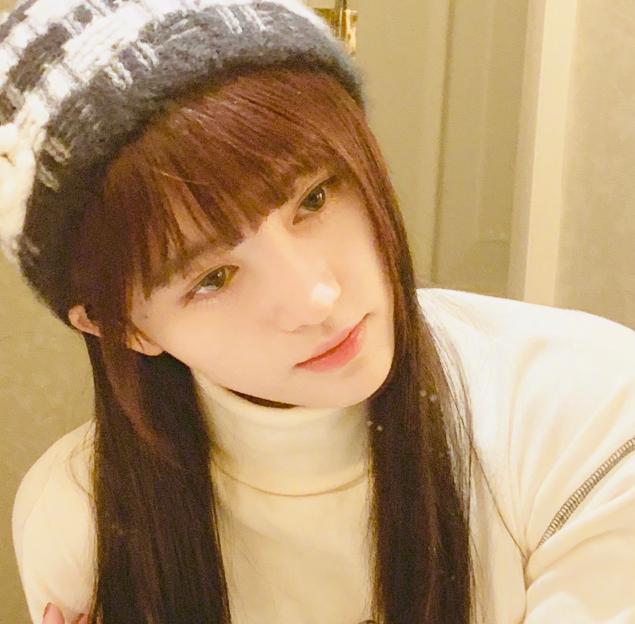 鞠婧祎家中晒美照,截图放大十倍后:确定不是“瓷娃娃”