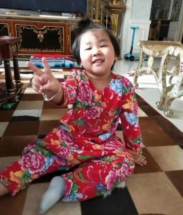 郭德纲5岁小儿子太能长,圆脸比哥哥郭麒麟还大,大肚腩更是随爸