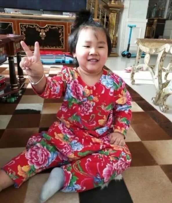 郭德纲5岁小儿子太能长,圆脸比哥哥郭麒麟还大,大肚腩更是随爸