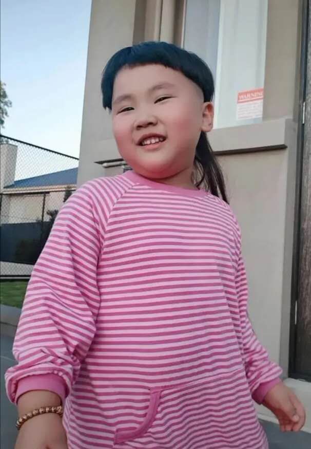 郭德纲5岁小儿子太能长,圆脸比哥哥郭麒麟还大,大肚腩更是随爸
