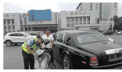 电动车逆行撞劳斯莱斯，月薪3000求原谅，虽同情也要赔