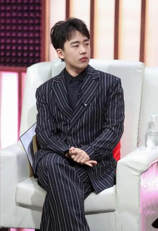 郭德纲5岁小儿子太能长,圆脸比哥哥郭麒麟还大,大肚腩更是随爸