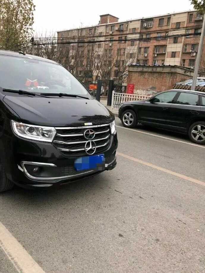 国内现身挂江淮和奔驰双车标的豪车,网友:请问这是奔驰哪一款?