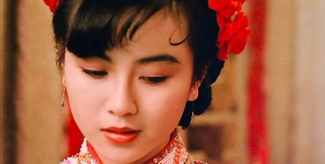1990年,21岁的袁洁莹搭档梁朝伟出演了电影《喋血街头》,迷倒了一大