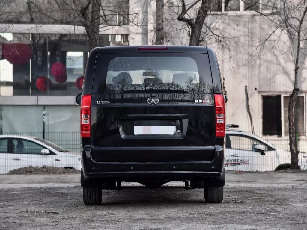国内现身挂江淮和奔驰双车标的豪车,网友:请问这是奔驰哪一款?