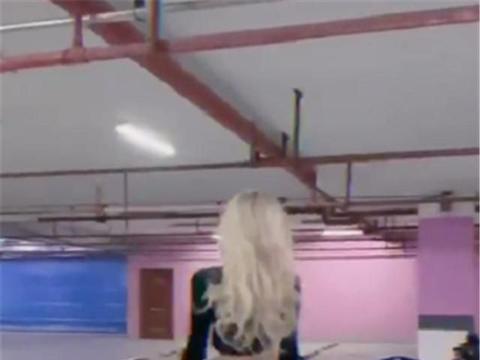 车库实拍雅马哈R6摩托车，599CC排量，配4缸引擎