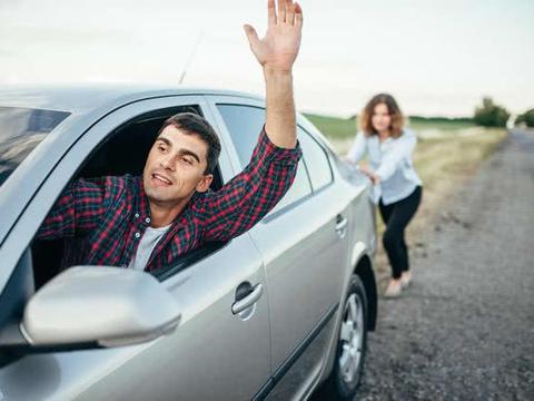 汽车没电，打不着火？别着急，教你这样做，不愁“趴路上”