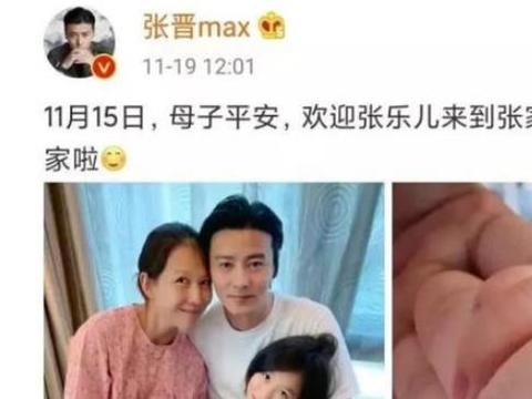 蔡少芬三胎产子后，老公张晋曾晒“全家福”，小宝宝指甲引发关注