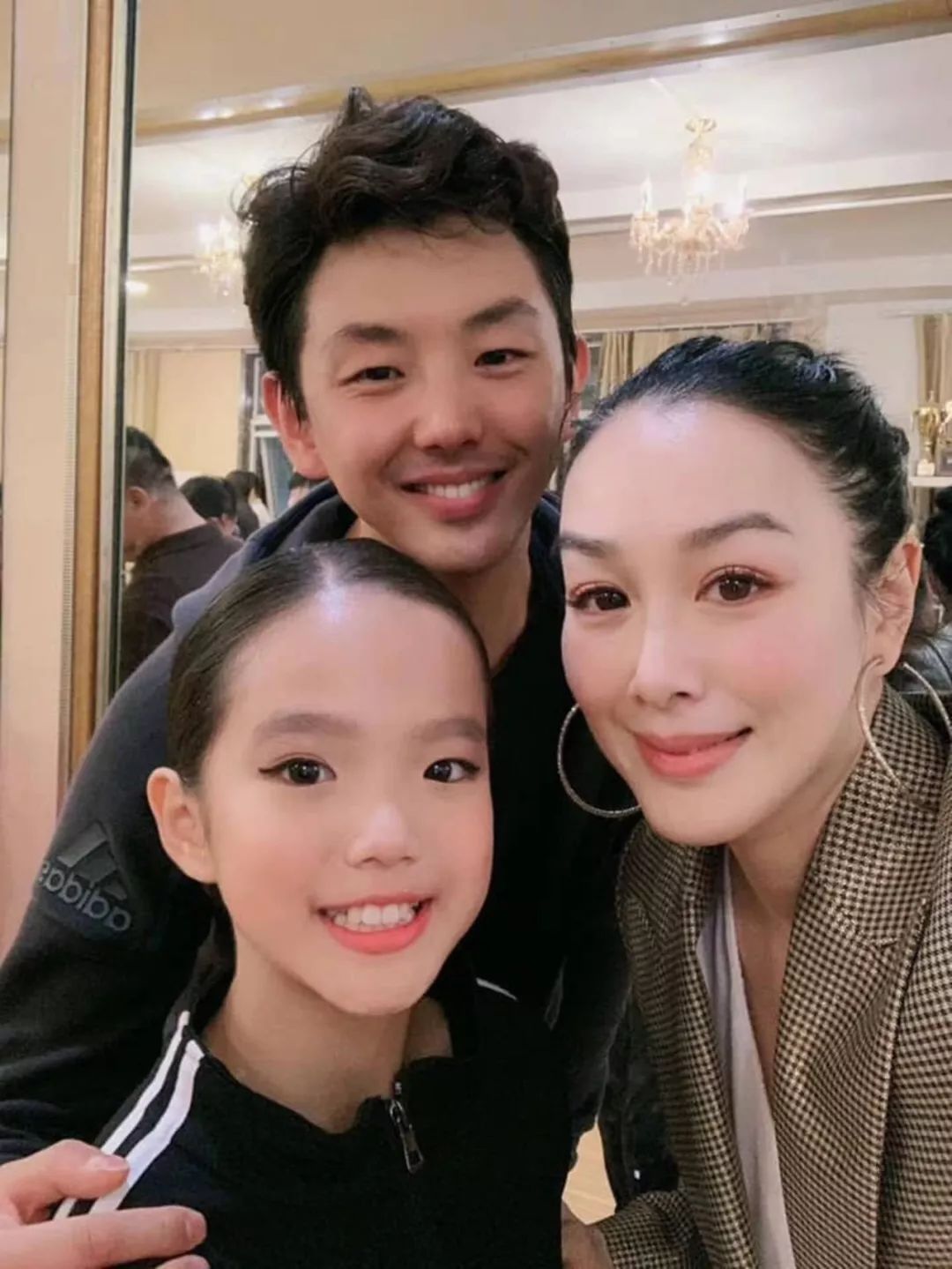 50岁钟丽缇三个女儿颜值惊艳网友:美到不敢认,出道吧姐妹!