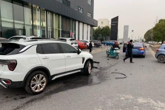 领克与宝马谁更“硬”?一起事故揭晓了真相,网友纷纷点赞