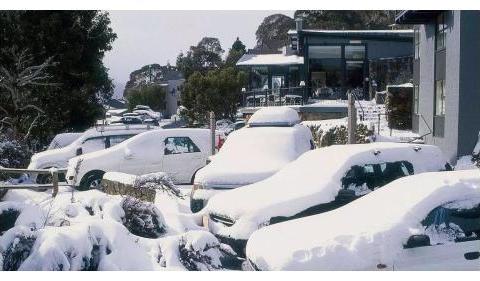 下雪天气时，汽车被冻住了该咋办？老司机：用这3招轻松解冻