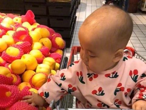宝宝超市乱捏水果，妈妈给了一个“难忘”的教训，网友：硬核宝妈