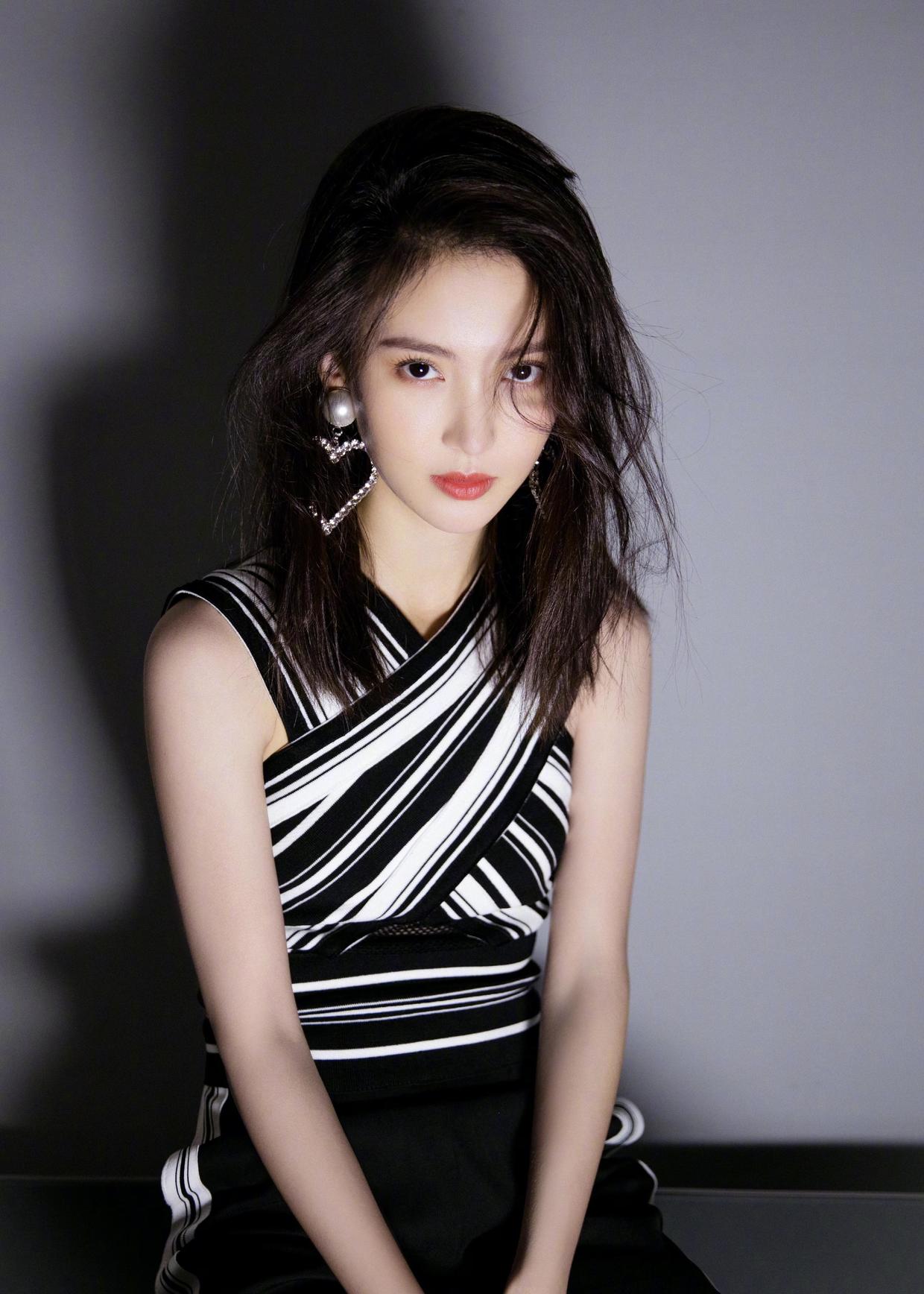 金晨身材太绝了,身穿交叉设计无袖上衣搭配高腰直筒裤,被惊艳了