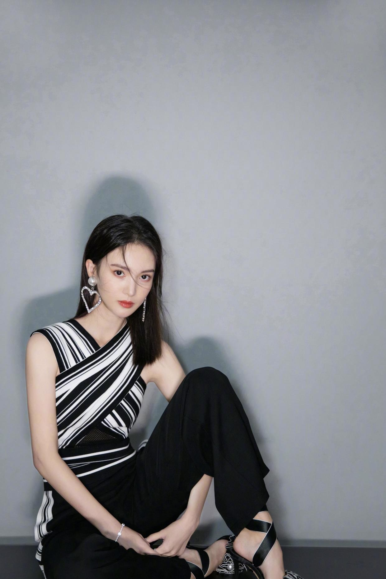 金晨身材太绝了,身穿交叉设计无袖上衣搭配高腰直筒裤,被惊艳了