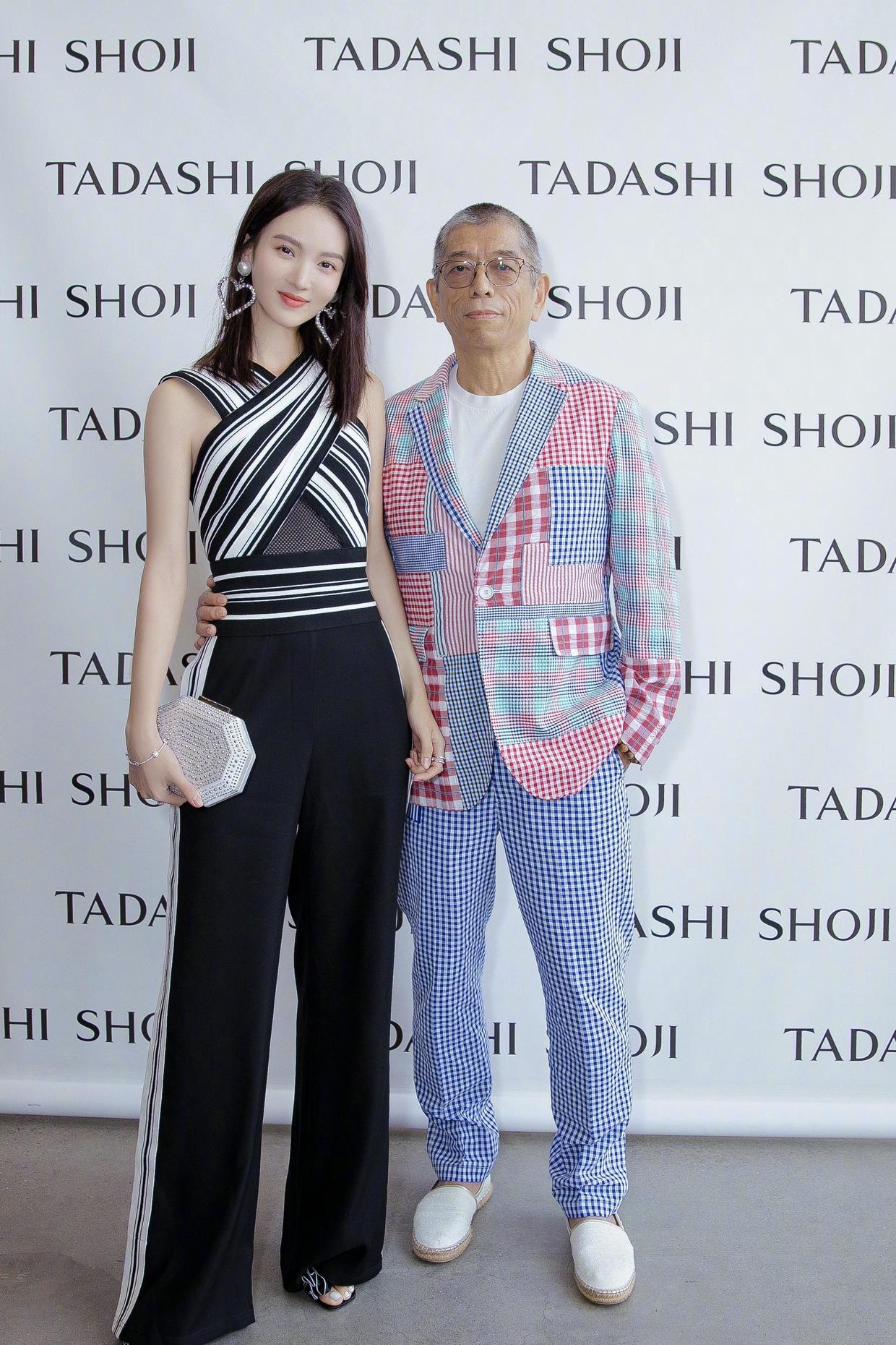 金晨身材太绝了,身穿交叉设计无袖上衣搭配高腰直筒裤,被惊艳了