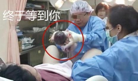 丈夫陪产拍下孩子顺产全过程,3张照片告诉你:什么叫为