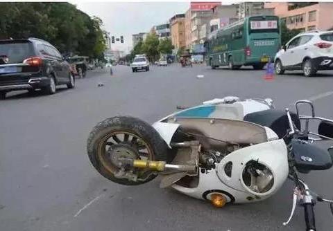 开车与违章电瓶车发生碰撞，到底该怎么才能处理好？