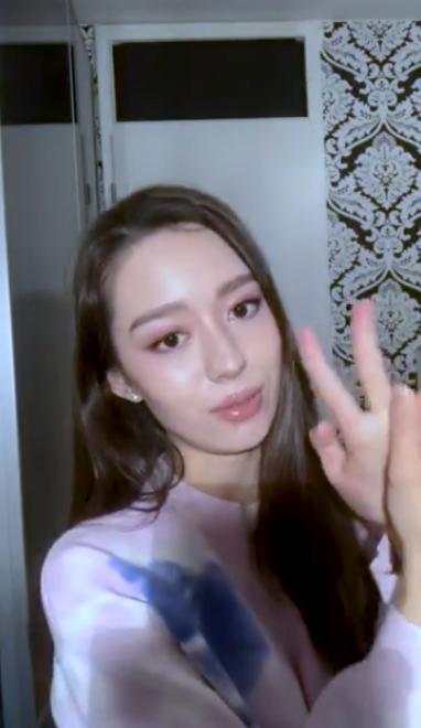 郎朗老婆吉娜晒童年照,笑容可爱眼睛灵动,手写加油为防疫助力 郎朗老婆吉娜晒童年照,笑容可爱眼睛灵动,手写加油为防疫助力