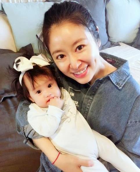 林心如的女儿长大了，比妈妈还漂亮