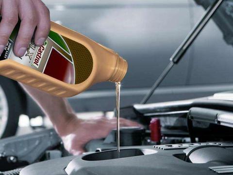 汽车保养时还悠哉坐休息室喝茶？老司机看见就撇嘴：等着后悔吧！